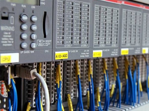 <p>Programmable Logic Controller (PLC) yazılımı, endüstriyel otomasyonun vazgeçilmez bir parçasıdır. PLC'ler, genellikle fabrikalarda, imalathanelerde ve diğer endüstriyel ortamlarda kullanılan otomasyon sistemlerinde kullanılan mikrodenetleyicilerdir. PLC yazılımı, bu mikrodenetleyicilere programlama talimatları vererek, endüstriyel süreçleri otomatikleştirmek için kullanılır.<br> </p><p>PLC yazılımı, endüstriyel otomasyonun farklı gereksinimlerine göre özelleştirilir. Kullanıcılar, PLC yazılımını kullanarak, sensörler, motorlar, aktüatörler ve diğer endüstriyel cihazlar gibi farklı donanımlarla iletişim kurabilirler. PLC yazılımı, bu donanımların kontrolünü sağlamak için önceden tanımlanmış işlevler, koşullar ve talimatlar içerir.<br> </p><p>PLC yazılımı, kullanıcıların endüstriyel süreçleri programlama ve kontrol etme becerilerine bağlı olarak değişebilir. Bazı PLC yazılımları, basit bir programlama diline sahipken, diğerleri daha karmaşık bir yapıya sahiptir. PLC yazılımı, programlama ve kontrol arayüzüne sahip bir bilgisayarda çalıştırılır ve genellikle birçok endüstriyel protokolü destekler.<br> </p><p>PLC yazılımı, endüstriyel otomasyonun önemli bir parçasıdır ve üretim verimliliği ve kalitesini artırmak için kullanılır. Bu yazılım, üretim hattı kesintilerini azaltmak ve hataları önlemek için tasarlanmıştır. PLC yazılımı, birçok endüstriyel otomasyon uygulamasında kullanılan diğer yazılımlarla da entegre edilebilir.<br> </p><p>Sonuç olarak, PLC yazılımı, endüstriyel otomasyonun temel bir parçasıdır ve üretim verimliliğini ve kalitesini artırmak için kullanılır. Bu yazılım, kullanıcılara endüstriyel süreçleri programlama ve kontrol etme becerisi sağlar ve farklı endüstriyel gereksinimlere göre özelleştirilebilir.</p>